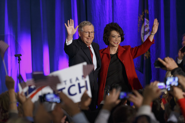 Lãnh đạo phe Cộng hòa ở Thượng viện Mitch McConnell và vợ vui mừng với kết quả bầu cử.