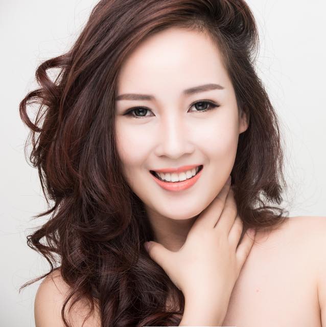 Sinh năm 1986, Khánh Ly từng tốt nghiệp khoa Quay phim của trường Cao đẳng truyền hình. Rồi bất ngờ, chị rẽ ngang làm MC cho đài truyền hình VTC. Tính đến thời điểm hiện tại, Khánh Ly đã có 6 năm công tác tại đây.