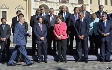 Khi các nhà lãnh đạo G20 đã xếp hàng xong và sẵn sàng cho bức ảnh Gia đình G20, Tổng thống Putin mới bước tới.