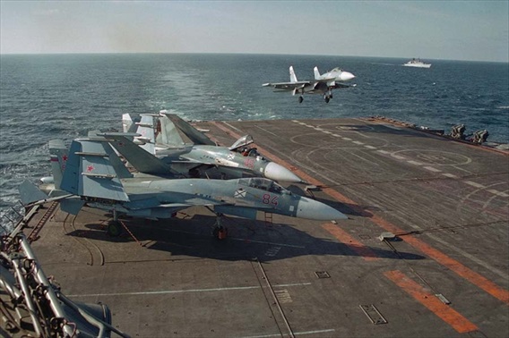Quyết định này được Tổng thống Putin công bố trong cuộc gặp với các quan chức quân sự cấp cao của Nga hôm 25/11: Bắt đầu từ 1/12, bộ tư lệnh chiến lược mới sẽ bắt đầu các hoạt động tại Bắc Cực ngay tại căn cứ quân sự của Hạm đội Biển Bắc. Trong ảnh: Tiêm kích Su-33 hạ cánh trên tàu sân bay Nga.