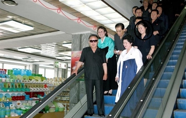 Bà Kim Sul Song (vòng tròn đen) tháp tùng ông Kim Jong Il.