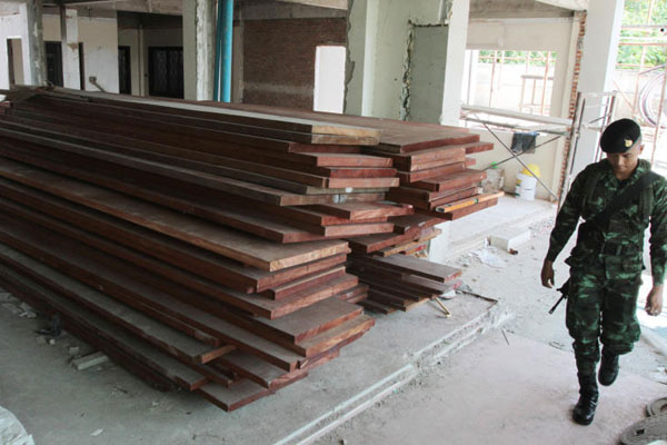 Ước tính, trị giá của những tấm gỗ thu được từ ngôi nhà đang xây của Pongpat lên tới hơn 3 triệu baht.