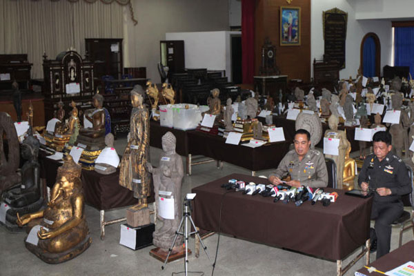 Tượng Phật, đồ cổ và nhiều trang sức, vàng bạc trong nhà Pongpat được trưng bày trong buổi họp báo ngày 25/11.