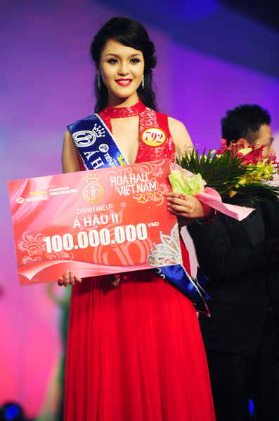 Đỗ Hoàng Anh đạt giải Á hậu 2 cuộc thi Hoa hậu Việt Nam 2012. Với gương mặt đáng yêu, nụ cười trong sáng đầy quyến rũ cùng chiều cao lý tưởng 1m76, Á hậu Hoàng Anh đã chiếm được không ít tình cảm của khán giả.