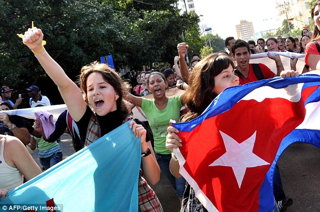 Một nhóm học sinh diễu hành trên phố, ăn mừng sự kiện lịch sử của dân tộc.