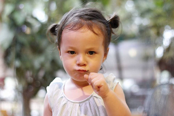 2 tuổi rồi nhưng Ny vẫn thích bú sữa mẹ, dễ nuôi, thích ăn cả món Tây và món Việt.