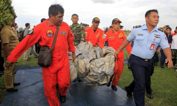 Không quân Indonesia khiêng một vật thể được cho là đường trượt khẩn cấp của máy bay AirAsia. 