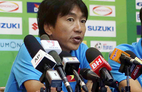 Đến thời điểm này, ông Miura vẫn là HLV trưởng ở đội tuyển lẫn đội U-23 chuẩn bị tập trung cho SEA Games 2015. Ảnh: XUÂN HUY