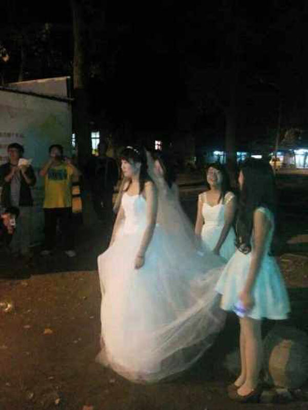 Nữ sinh mặc váy cưới đứng dưới ký túc xá cầu hôn bạn trai