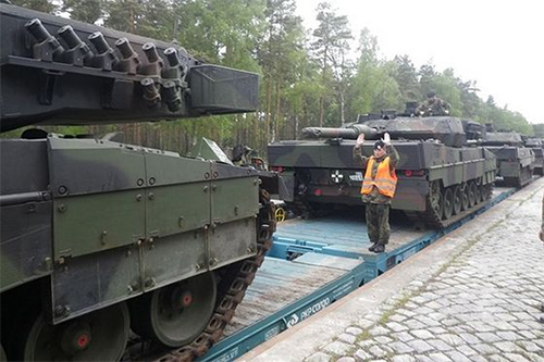 Các đơn vị xe tăng Leopard 2A5 đầu tiên tới Ba Lan.