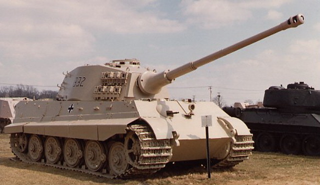 Với King Tiger, tất cả sẽ phải chú ý bởi sự to lớn và uy lực của nó. Mời bạn tới xem hình ảnh về chiếc xe tăng nổi tiếng này.