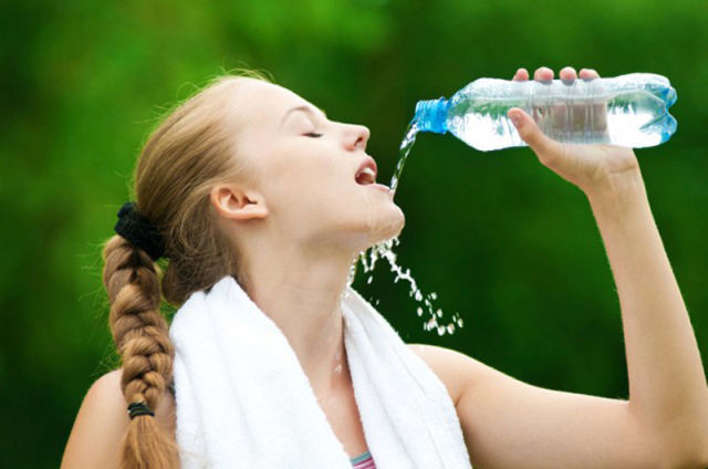 Uống nước theo 7 cách sau, bạn đang tự hại mình