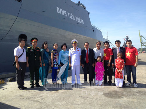 Đại sứ Việt Nam tại Brunei Nguyễn Trường Giang cùng cán bộ, nhân viên và lưu học sinh Việt Nam tại Brunei chụp ảnh lưu niệm khi tàu cập cảng Muara sáng 19-11.
