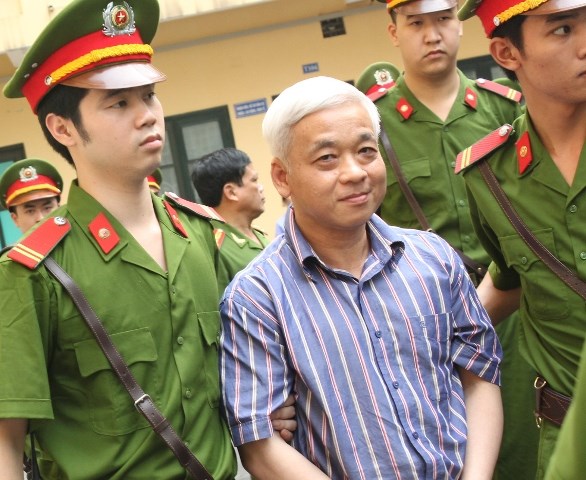 Sau phiên xử ngày 16/4, Bị cáo Nguyễn Đức Kiên vẫn khá tươi tỉnh và nở nụ cười với người thân trước khi lên xe trở lại trại giam (Ảnh: Vietnamnet)