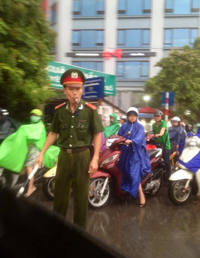 cảnh sát; công an; dầm mưa; tắc đường; Yên Hòa