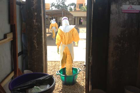 Các bác sĩ không biên giới tham gia dập dịch Ebola ở tây Phi. Ảnh: NYT