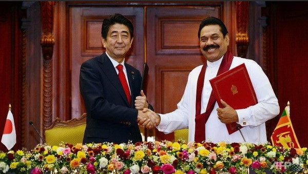Thủ tướng Nhật Bản Shinzo Abe (trái) bắt tay Tổng thống Sri Lankan Mahinda Rajapaksa sau cuộc hội đàm diễn ra ở Colombo. (Nguồn: AFP) 