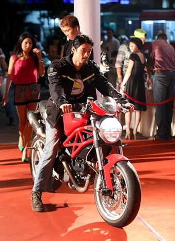 Johnny và Ducati Monster 1100 trên thảm đỏ năm 2010.