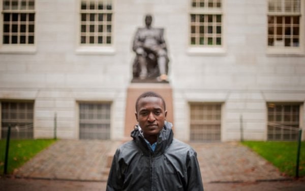 Justus Uwayesu: mồ côi, ăn xin trên đường phố Rwanda, sống ở bãi rác đã trở thành một sinh viên Harvard.