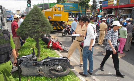 xe cẩu, đâm liên hoàn, xe mô tô, dừng đèn đỏ