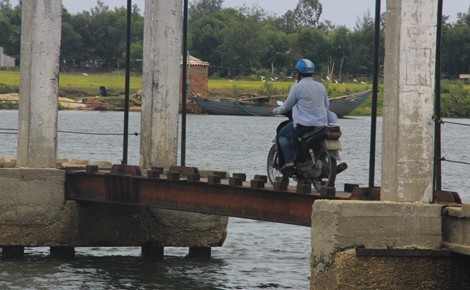 Chính quyền xã Tam Tiến đã dựng biển cảnh báo, người dân vẫn bất chấp nguy hiểm qua lại trên cây cầu đã dẫn đến những cái chết thương tâm. 