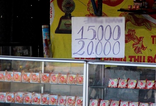 Một cửa hàng trên quốc lộ 1 đoạn giao với đường Gò Dưa treo bảng “giá 15.000 – 20.000 đồng/bánh” để hút khách.