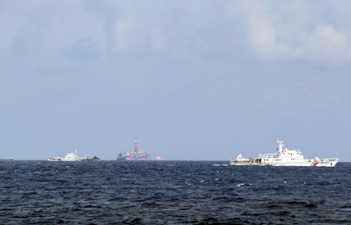 Giàn khoan Hải Dương 981 và các tàu Trung Quốc trên vùng biển thuộc vùng đặc quyền kinh tế của Việt Nam.