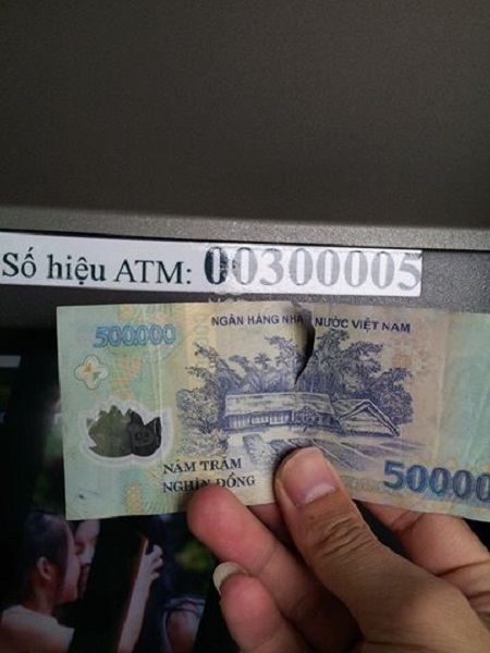Thấy tiền rách khi rút từ ATM Vietcombank? Không phải lo, hãy xem qua hình ảnh để biết cách giải quyết vấn đề này một cách nhanh chóng và thuận tiện nhất.