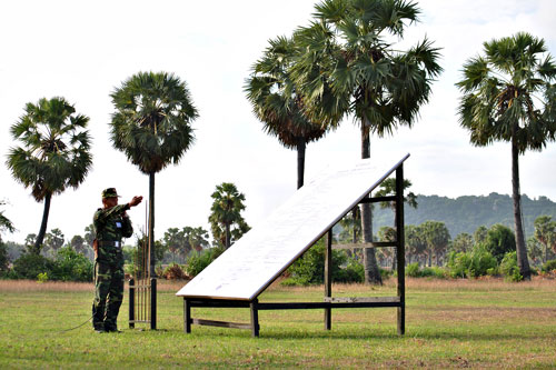 Chỉ huy Đại đội 4, Lữ đoàn Pháo phòng không 226 thông qua kế hoạch bắn đạn thật trong diễn tập.