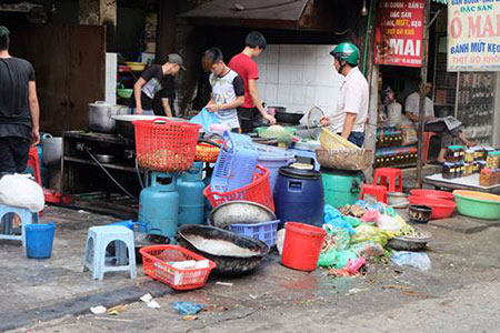 Kinh hoàng với độ bẩn của quán ăn sang chảnh ở phố cổ 1