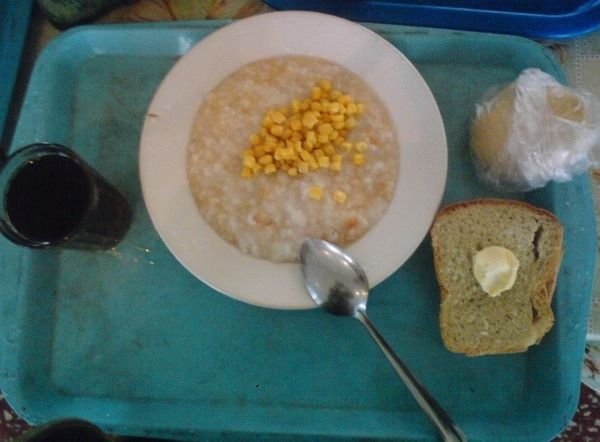 Và đây là thực đơn cho bữa tối: ngũ cốc và ngô ngọt, bánh mì và bơ, một cốc trà. Cuối cùng là một món bánh được gói trong túi nilon.