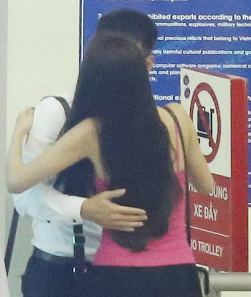 8/2013 Công Vinh sang Nhật thi đấu. Cặp đôi trao nhau nụ hôn tại sân bay.