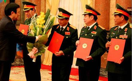 Chủ tịch nước trao quyết định phong hàm cho 4 sĩ quan cấp cao của Quân đội. Ảnh VOV