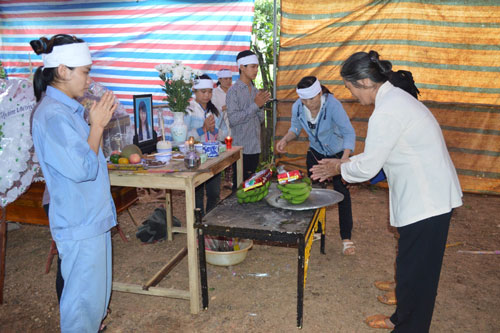 Gia đình tổ chức tang lễ cho Ánh