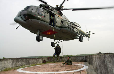 Ngoài nhảy dù, lực lượng đặc công còn được huấn luyện đổ bộ đường không, tụt dây từ trực thăng.