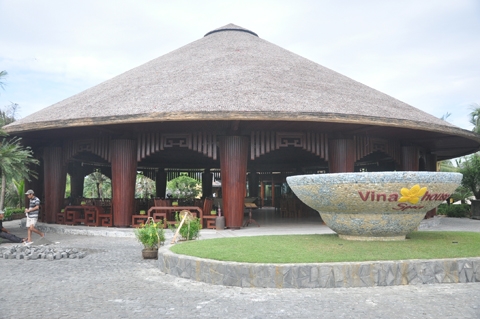 Ngôi nhà hình nón lợp bằng gáo dừa tại khu bảo tồn nhà cổ đạt kỷ lục Việt Nam, cạnh bên là tô mì Quảng Phú Chiêm cũng đạt kỷ lục Việt nam vừa qua