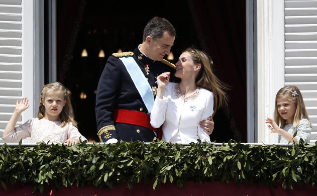 Tân vương Tây Ban Nha Felipe VI và hoàng hậu Letizia, công chúa Sofia và Leonor trên ban công của Cung điện Hoàng gia tại Madrid.