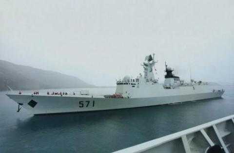Cư dân mạng Trung Quốc cho biết, tàu hộ vệ tên lửa Type 054A số hiệu 571 Vận Thành đã đến khu vực giàn khoan ngày 14-5