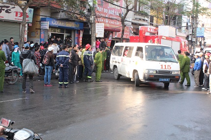 6 xe cứu thương lần lượt chở 6 thi thể nạn nhân đến nhà tang lễ