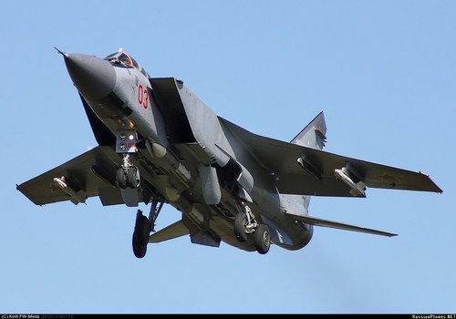 MiG-31 là máy bay chiến đấu thế hệ mới của Nga, nó được trang bị radar quét mạng pha điện tử bị động Zaslon S-800, radar tích hợp hệ thông tìm kiếm và theo dõi bằng tia hồng ngoại (IRST). 