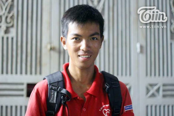 Chàng trai 18 tuổi hoãn thi ĐH đạp xe xuyên Việt quyên góp 20 nghìn cuốn sách