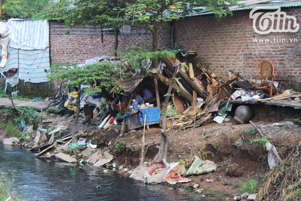 Phận già lay lắt sống trong túp lều rách bên dòng sông