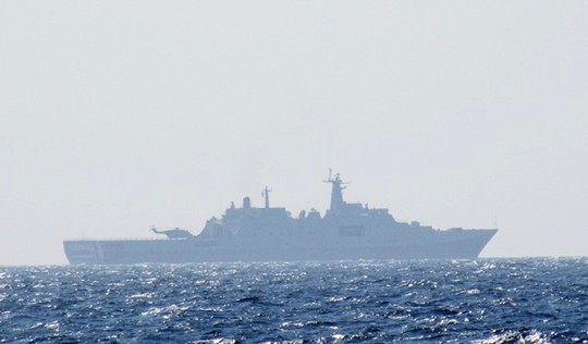 Cận cảnh tàu đổ bộ của Trung Quốc tại khu vực giàn khoan HD-981 hạ đặt trái phép, phía sau có thể thấy một trực thăng Z-8 đậu trên sàn đáp luôn sẵn sàng cất cánh.