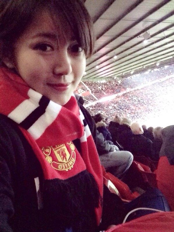 Hình ảnh Tú Linh trên khán đài Old Trafford