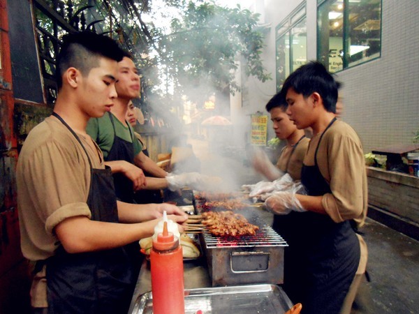 Chủ quán Lê Hoàng Đức (áo xanh) làm việc cùng nhân viên.