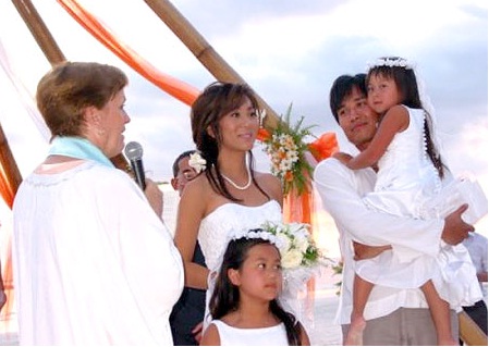 Yenli và Maili trong đám cưới của mẹ với người chồng thứ 2 - Trịnh Hội