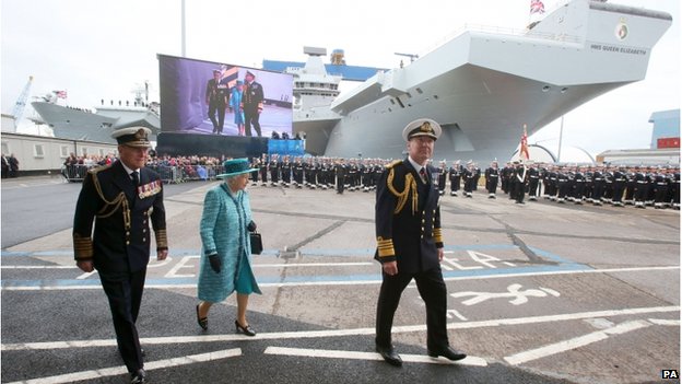 Nữ hoàng Elizabeth cùng công tước xứ Wales tiến vào thì mặc đồ lính nhanh.