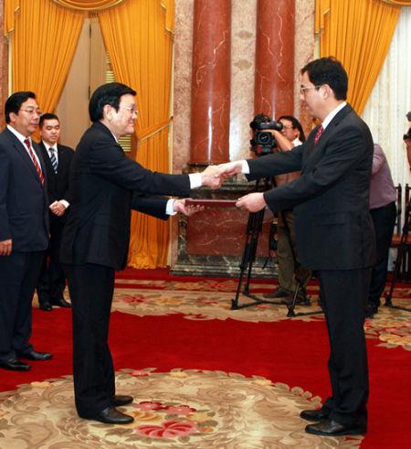 Ông Hồng Tiểu Dũng (phải) trình quốc thư lên Chủ tịch nước Trương Tấn Sang.