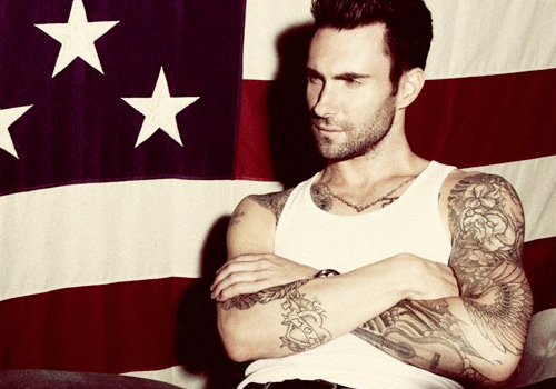 Adam Levine sở hữu bờ vai rộng và rắn chắc khiến chị em ngơ ngẩn.