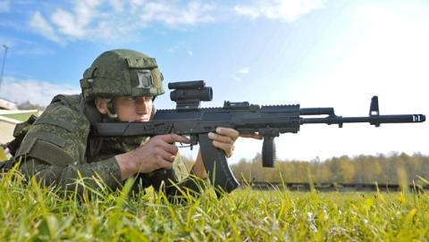 Binh sỹ Nga với bộ quân phục Ratnik và súng trường tấn công thế hệ mới AK-12.